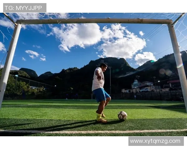 足球巨星背影独特魅力展现让人瞩目球场内外的专注与风采